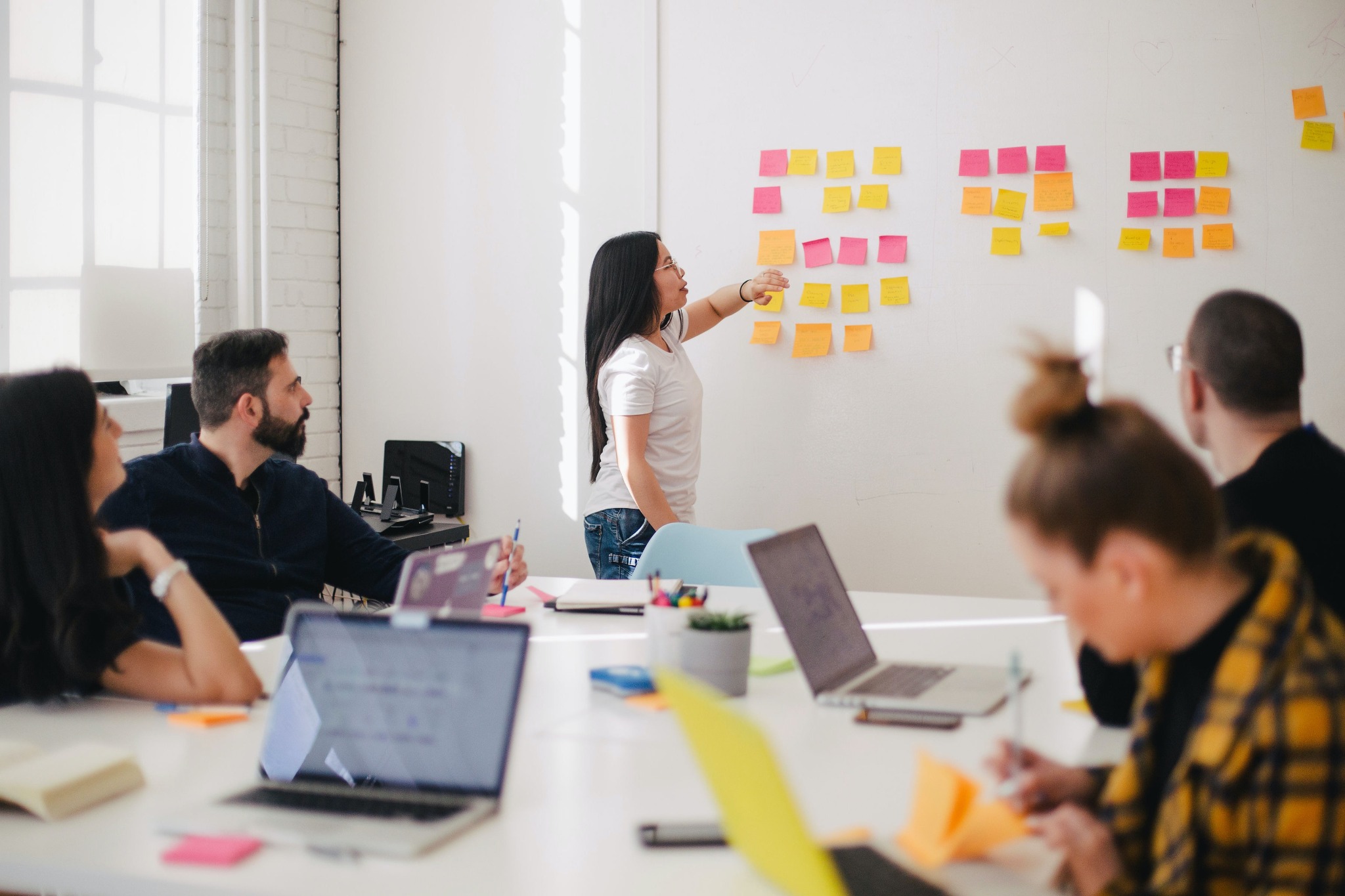 Équipe participant à un atelier RSE collaboratif animé par une consultante